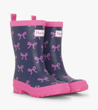 Hatley Teeny Bows girls rain boots – navy matte wellies with pink bow print, front angle